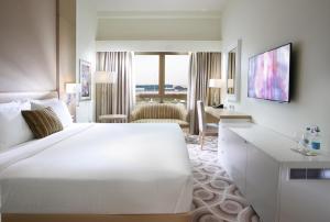 Postel nebo postele na pokoji v ubytování Metropolitan Hotel Dubai