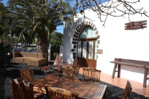 a patio with a table and chairs and a couch at Casa Rural "La Molina" in Máguez