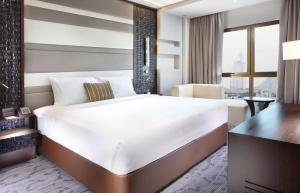 מיטה או מיטות בחדר ב-Metropolitan Hotel Dubai
