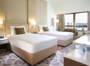 Postel nebo postele na pokoji v ubytování Metropolitan Hotel Dubai