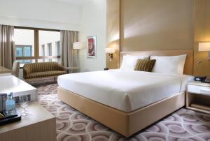 Postel nebo postele na pokoji v ubytování Metropolitan Hotel Dubai