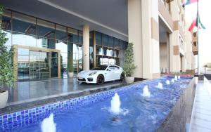 Bazén v ubytování Metropolitan Hotel Dubai nebo v jeho okolí