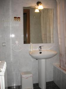 y baño con lavabo y espejo. en Casa Rural Parriola en Villanueva de Arce
