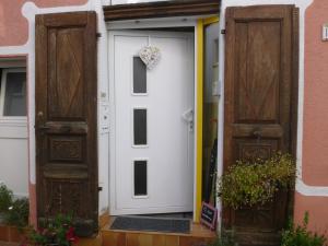 a white door with a wreath on it at Unterm Wingert in Zell an der Mosel