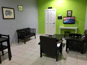 ニパ ゲストハウス パンコールにあるテレビまたはエンターテインメントセンター