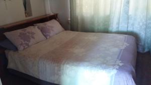 Postel nebo postele na pokoji v ubytování Brenton Lake Holiday Cottages