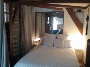 Säng eller sängar i ett rum på La Casa Victoria -Stanislas area -Suite 65m2 OR Loft 75m2