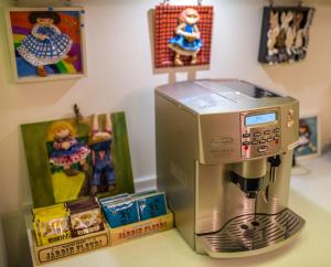 eine Kaffeemaschine auf einer Theke in der Unterkunft I Stay B&B in Hualien