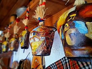 un grupo de máscaras expuestas en un museo en Villa Rupcovoto, en Smolyan