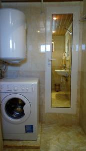 Un baño con lavadora y lavabo. en Villa Rupcovoto, en Smolyan 78 fotos más