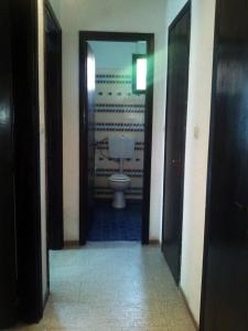 ポリフロノにあるCharming Maisonetteの廊下からバスルーム(トイレ付)へアクセスできます。