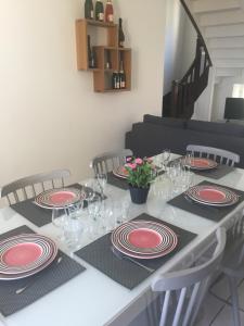 a table with red and black plates on it at Côté Vignes in Vandeuil