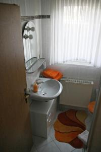ein Bad mit einem Waschbecken und einem Spiegel in der Unterkunft Ferienwohnung Gliese in Beeskow