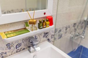 ein Badezimmer mit einem Waschbecken, einem Spiegel und einem Waschbecken in der Unterkunft I Stay B&B in Hualien + 70 Fotos