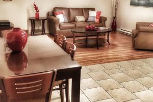 un soggiorno con divano e tavolo di 1-Bedroom Apartment Sweet #7 by Amazing Property Rentals a Gatineau