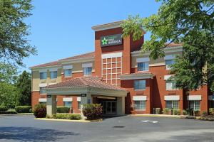 ein Hotel mit Parkplatz in der Unterkunft Extended Stay America Suites - Orlando - Altamonte Springs in Orlando