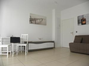 ein Wohnzimmer mit einem Sofa, einem Tisch und Stühlen in der Unterkunft Secret Garden in Cannes