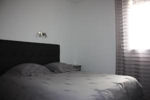 Postel nebo postele na pokoji v ubytování Hôtel le midi