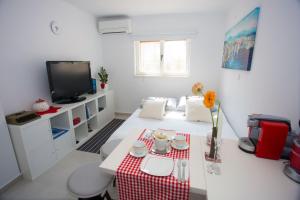 TV a/nebo společenská místnost v ubytování Studio apartment Laganini