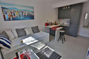 Kuchyň nebo kuchyňský kout v ubytování Studio apartment Laganini