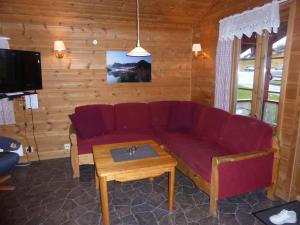- un salon avec un canapé rouge et une table basse dans l'établissement Skei Servicenter, à Skei