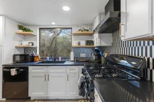 Austin Hideaway 3BR Home with Private Backyard, Austin (updated prices ...