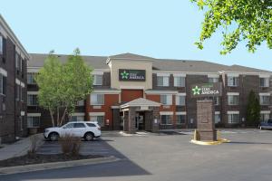 a building with a car parked in a parking lot at Extended Stay America Suites - Minneapolis - Eden Prairie - Technology Drive in Eden Prairie