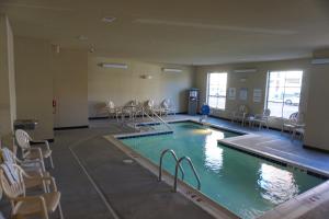 Majoituspaikassa Cobblestone Hotel & Suites - Chippewa Falls tai sen lähellä sijaitseva uima-allas