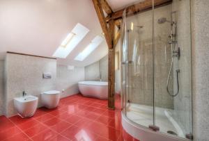 een badkamer met een bad, een douche en een toilet bij Residence St Havel Prague Old Town in Praag