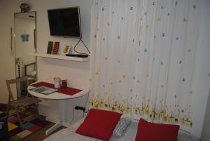 Habitación con escritorio, lavabo y cortina. en optimist split, en Split