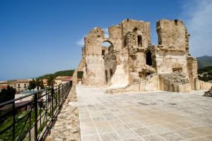 an old building on a hill with a fence at Residenza d'Epoca Borgodifiume in Fiumefreddo Bruzio