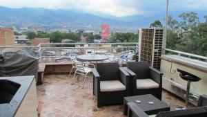 patio con mesa y sillas en el balcón en Apartamentos en el Poblado, en Medellín