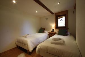 シャモニー・モンブランにあるChalet Martinique - Chamonix All Yearのベッドルーム1室(ベッド2台、窓付)