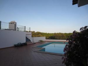 Casa do vale das Hortas في Balurco de Baixo: مسبح على سطح منزل