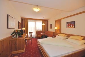 Letto o letti in una camera di Hotel Alphof Alpbach
