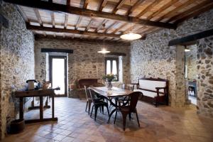 comedor con mesa y sillas en un edificio en Residenza d'Epoca Borgodifiume, en Fiumefreddo Bruzio