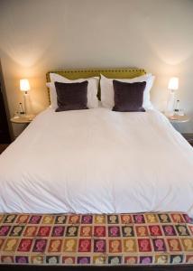 1 cama blanca grande con 2 almohadas en The Priory, en Middleham