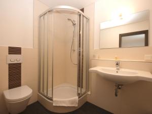ein Badezimmer mit Dusche, Waschbecken und Toilette in der Unterkunft Fränkischer Hof --- Hotel in Pegnitz --- Schlabecks Fränkischer Hof in Pegnitz