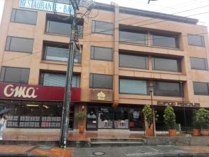 een gebouw op de hoek van een straat bij Apartamentos Percales in Bogota