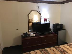 Postel nebo postele na pokoji v ubytování Budget Inn of Brownfield