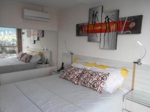 1 dormitorio con cama con almohada en All Inclusive Suites, en Medellín