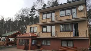 un edificio con balcones en un lateral en U Zenona, en Stegna