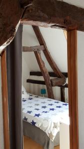 モンティヴィリエにあるGîte Philésimのベッドルーム1室(青い星が描かれたベッド1台付)
