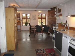 BredstenFarmer Apartment Ravning的厨房兼餐厅,配有桌椅