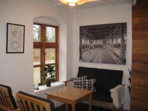 ein Wohnzimmer mit einem Sofa und einem Tisch in der Unterkunft Billund Resort – Ravning in Bredsten