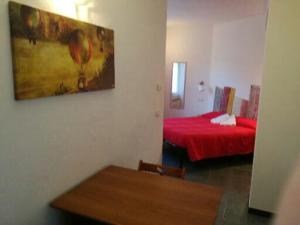 una habitación con un dormitorio con una cama y una mesa en Appartamento Via Signorini, en Riomaggiore 3 fotos más