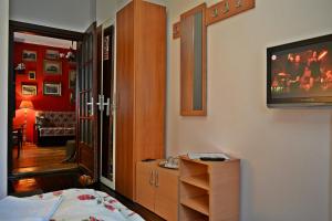 ein Schlafzimmer mit einem Bett und einem TV an der Wand in der Unterkunft Casa Nobilium in Turda