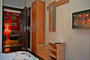 a bedroom with a bed and a tv on a wall at Casa Nobilium in Turda