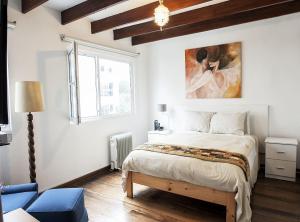 1 dormitorio con 1 cama y una pintura en la pared en Departamento Loft en Olivar de San Isidro, en Lima