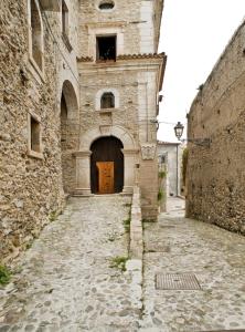 an alley in an old building with a door at Residenza d'Epoca Borgodifiume in Fiumefreddo Bruzio